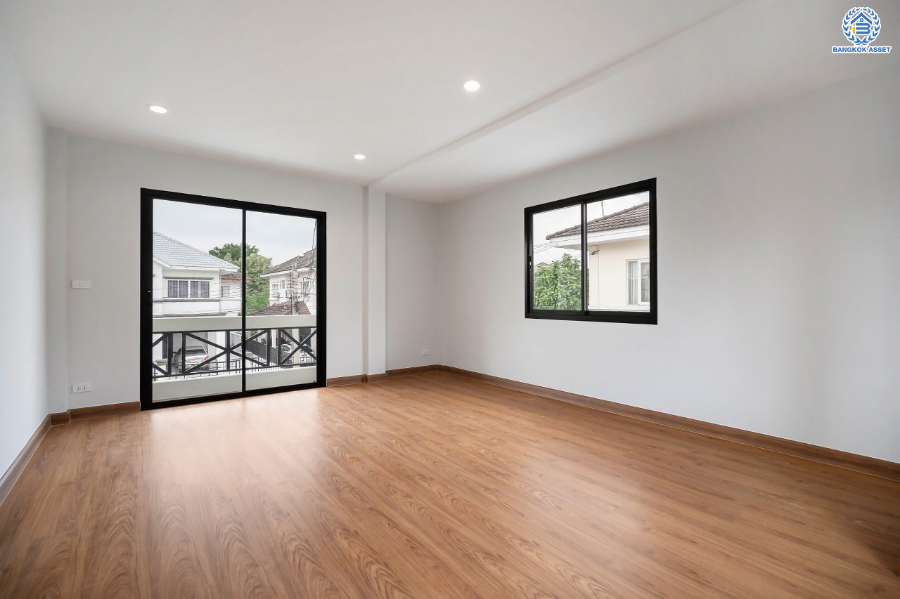 บ้านมือสองตกแต่งใหม่ แบรนด์ LH โครงการ ชัยพฤกษ์ บางบัวทอง หลังใหญ่ เนื้อที่ 76 ตร.ว. ฟังก์ชัน 3 ห้องนอน 2 ห้องน้ำ จอดรถได้ 2 คัน พร้อม Facilities ครบครัน บนทำเลเดินทางสะดวก ติดถนนบางกรวย-ไทรน้อย ใกล้เซ็นทรัลเวสต์เกต และรถไฟฟ้าสายสีม่วง "สถานีบางพลู"